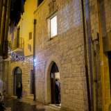 Per raggiungere la chiesa di San Sebastiano basta passare per l�Arco Alto, storica apertura che si trova di fronte al Castello Svevo. Da qui raggiungiamo strada San Sebastiano: la chiesa la troviamo appena imboccata la via, sulla destra